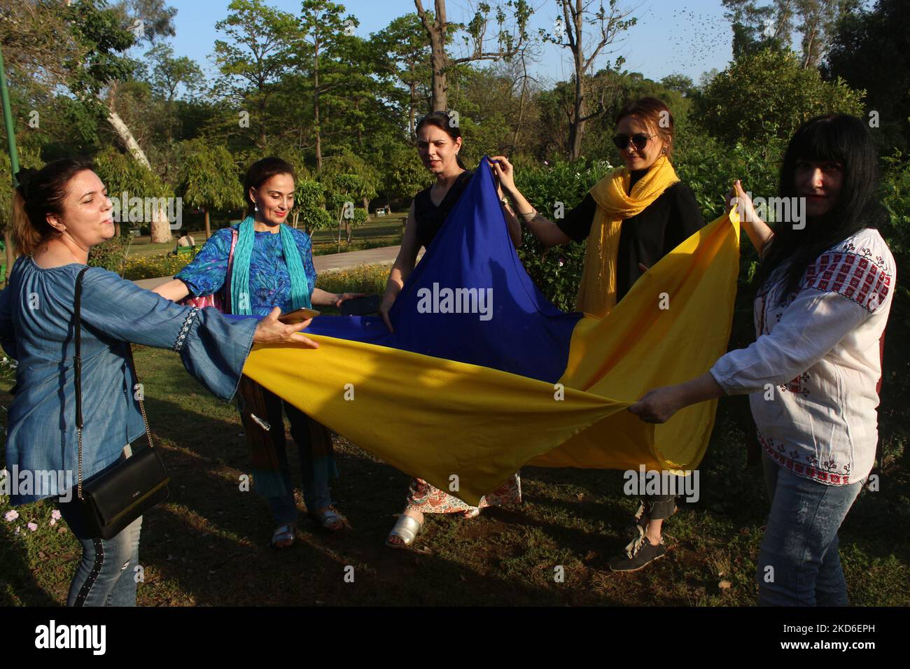 I cittadini ucraini detengono la bandiera nazionale durante una manifestazione per protestare contro la visita del ministro degli Esteri russo Sergei Lavrov, presso il Lodi Garden a Nuova Delhi, India, il 1 aprile 2022. (Foto di Mayank Makhija/NurPhoto) Foto Stock