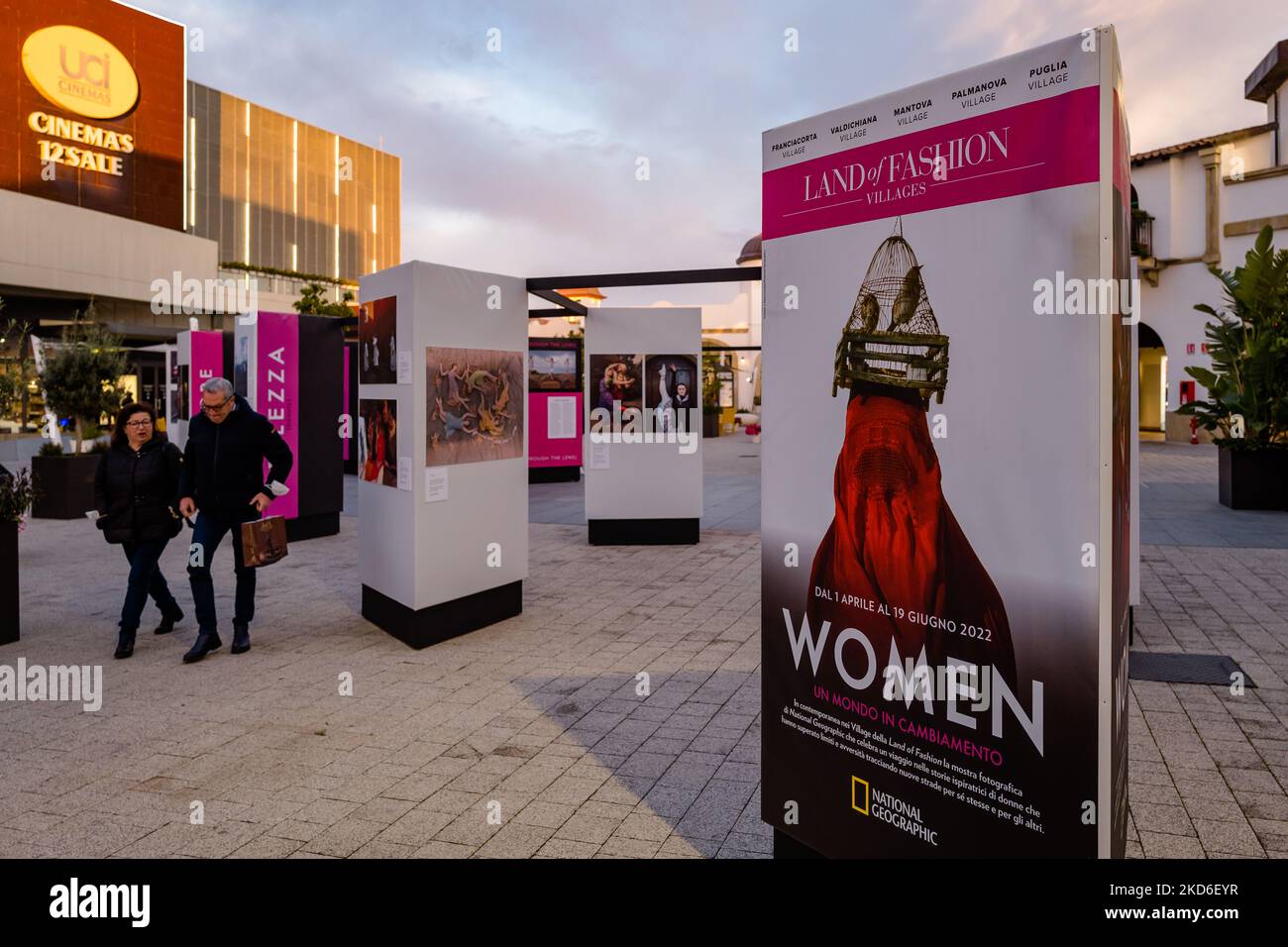 La mostra dei grandi giornalisti del National Geographic intitolata "Donne: Un mondo che cambia" presso il Puglia Outlet Village di Molfetta il 1 aprile 2022. A partire da oggi, 1st aprile, fino al 19th giugno, gli spazi aperti del Villaggio Puglia di Molfetta sono teatro della mostra organizzata in collaborazione con il National Geographic: 'Le donne: Un mondo che cambia'. L'evento è un vero e proprio sguardo alla condizione delle donne attraverso le fotografie scattate dai grandi giornalisti della Società geografica Nazionale: Oltre 130 anni di storia con immagini che compongono, girato dopo scatto, un quadro globale della vita delle donne, Foto Stock