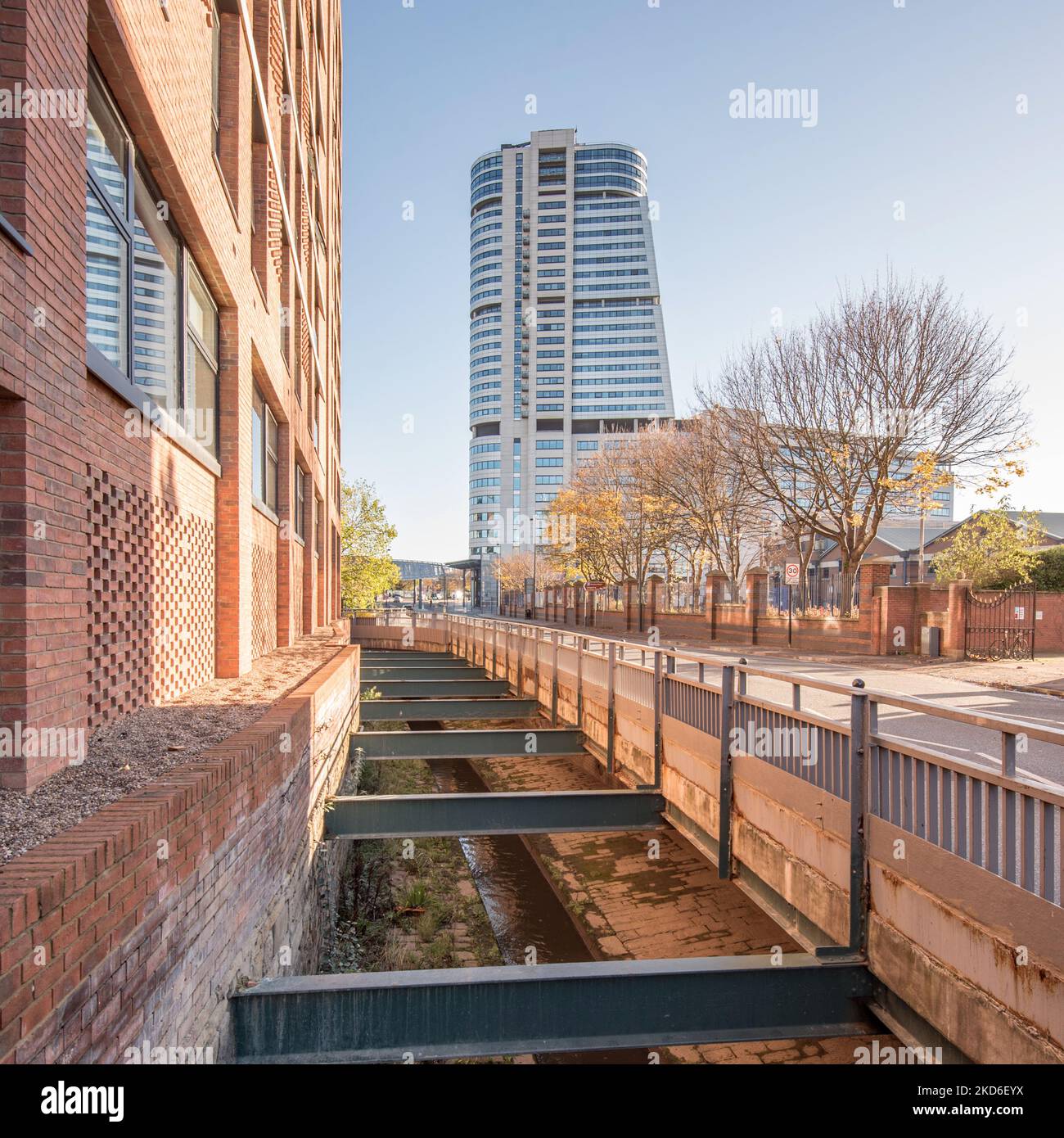 Bridgewater Place, soprannominato il Dalek, è un grattacielo residenziale e di uffici a Leeds, West Yorkshire, Inghilterra. Foto Stock