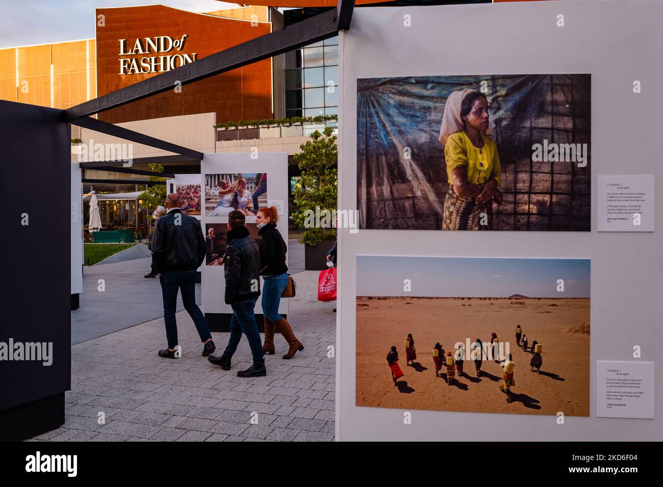 La gente osserva la mostra dei grandi giornalisti del National Geographic dal titolo "Donne: Un mondo che cambia" presso il Puglia Outlet Village di Molfetta il 1 aprile 2022. A partire da oggi, 1st aprile, fino al 19th giugno, gli spazi aperti del Villaggio Puglia di Molfetta sono teatro della mostra organizzata in collaborazione con il National Geographic: 'Le donne: Un mondo che cambia'. L'evento è un vero e proprio sguardo alla condizione delle donne attraverso le fotografie scattate dai grandi giornalisti della Società geografica Nazionale: Oltre 130 anni di storia con immagini che compongono, girato dopo scatto, un quadro globale di Foto Stock