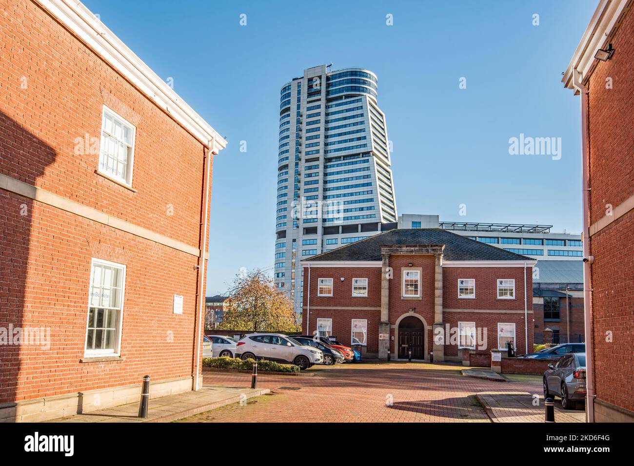 Bridgewater Place, soprannominato il Dalek, è un grattacielo residenziale e di uffici a Leeds, West Yorkshire, Inghilterra. Foto Stock