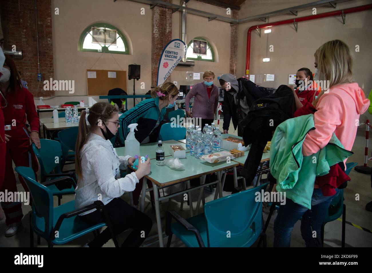 Alcuni rifugiati ucraini arrivano in un campo profughi dopo un lungo viaggio dalla Polonia per sfuggire al conflitto tra Ucraina e Russia e sono accolti da alcuni medici e volontari il 31 marzo 2022 ad Alessandria (Foto di Alberto Gandolfo/NurPhoto) Foto Stock