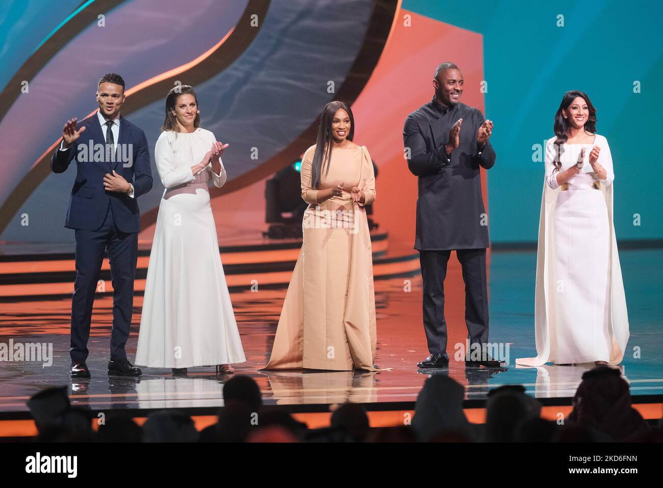 Samantha Johnson, Jermaine Jenas, Carli Lloyd, Idris Elba e Reshmin Chowdhury sono presenti sul palco durante l'estrazione finale della Coppa del mondo FIFA Qatar 2022 al Doha Exhibition Center il 01 aprile 2022 a Doha, Qatar. (Foto di Simon Holmes/NurPhoto) Foto Stock