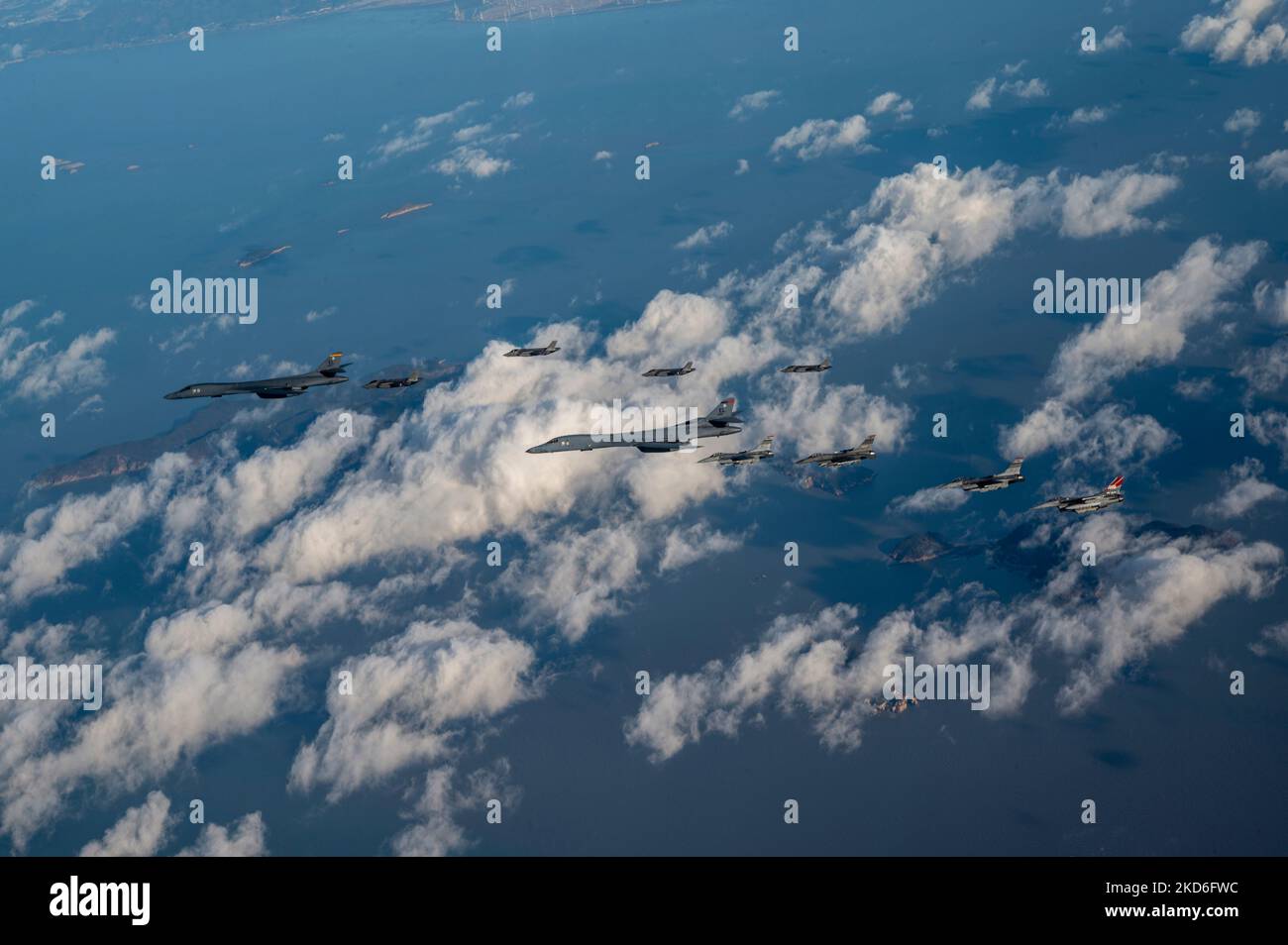 Osan Air Force base, Corea del Sud. 05th Nov 2022. US Air Force F-16 Fighting Falcon Fighter Jets, assegnato al 51st Fighter Wing e a Republic of Korea Air Force F-35A velivolo furtivo, volare una scorta pattuglia con due USAF B-1B strategic stealth bombardieri durante l'esercitazione Vigilant Storm, 5 novembre 2022 sulla penisola coreana. Credito: SSgt. Dwane Young/US Air Force/Alamy Live News Foto Stock