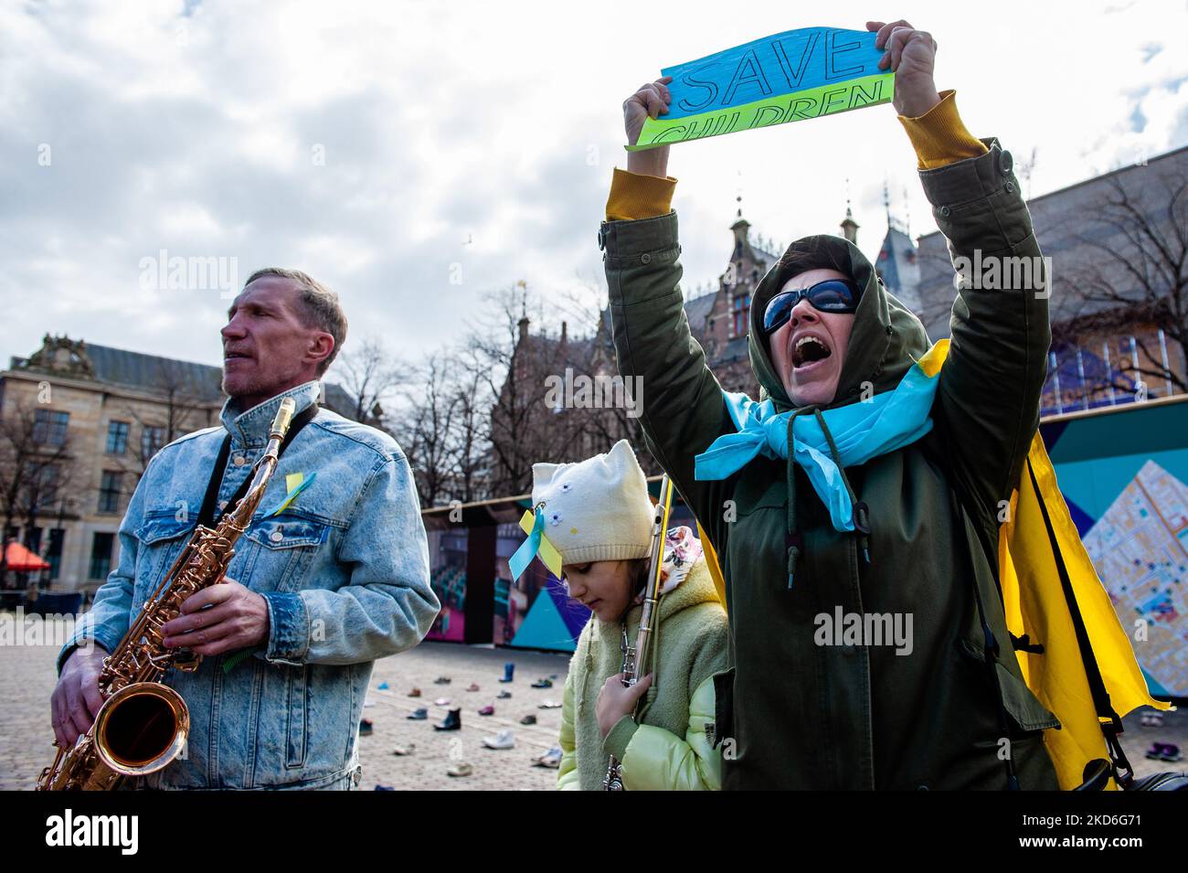 Una donna Ucraina sta gridando slogan contro Putin, accanto all'installazione artistica Ucraina per richiamare l'attenzione sugli assassini di civili e in particolare di bambini durante la guerra in Ucraina. L'Aia, il 2nd aprile 2022. (Foto di Romy Arroyo Fernandez/NurPhoto) Foto Stock