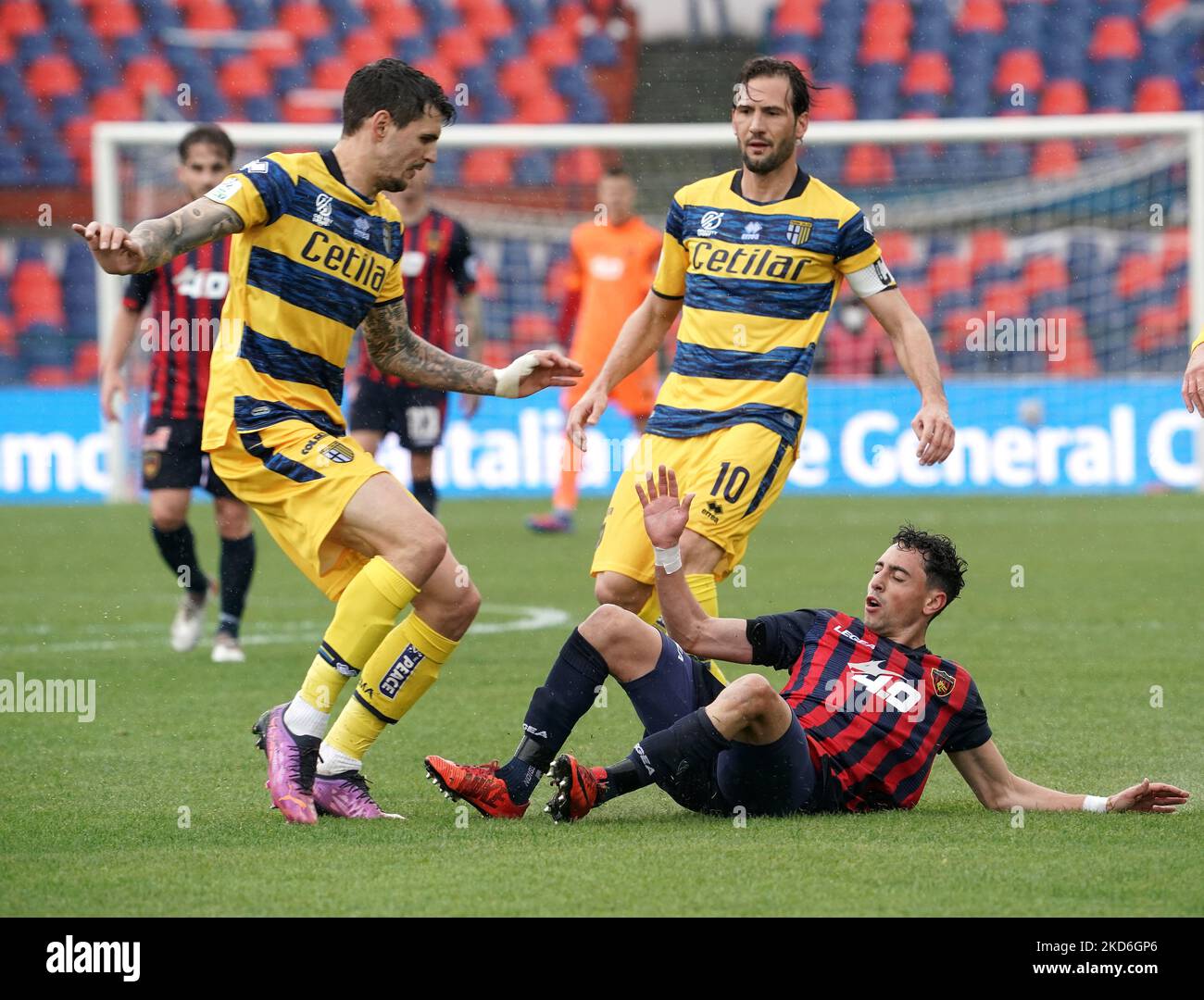 L'andata di Cosenza Giuseppe Caso durante la Serie B tra Cosenza Calcio e Parma Calcio il 2 aprile 2022 stadio San Vito 'Gigi Marulla' a Cosenza, Italia. (Foto di Gabriele Maricchiolo/NurPhoto) Foto Stock