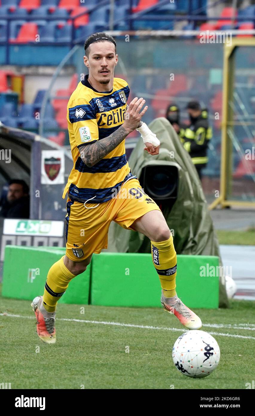 Dennis Man di Parma durante la partita di Serie B tra Cosenza Calcio e Parma Calcio il 2 aprile 2022 stadio San Vito 'Gigi Marulla' a Cosenza, Italia. (Foto di Gabriele Maricchiolo/NurPhoto) Foto Stock