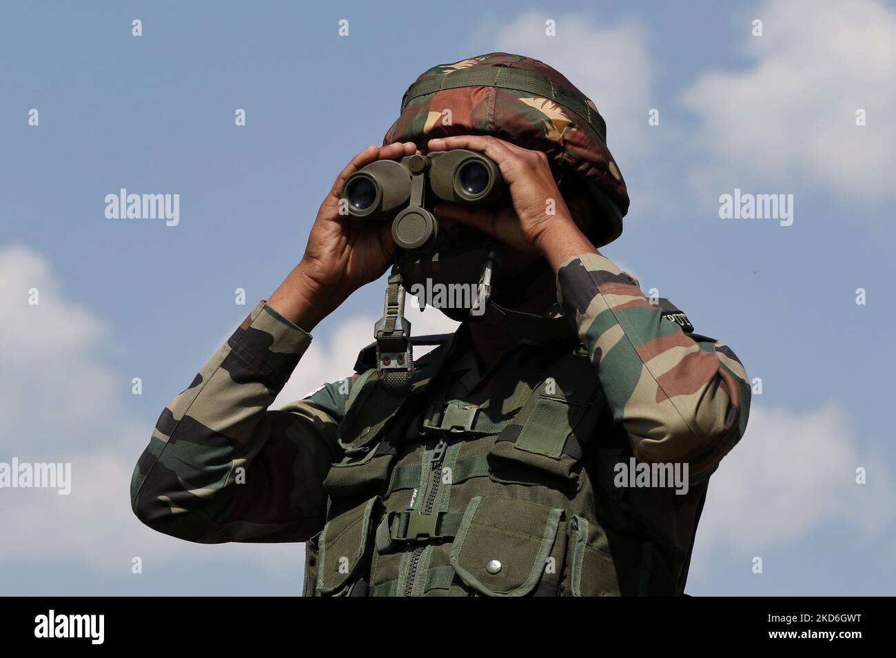 Un soldato dell'esercito indiano guarda attraverso un Binoculo ad un posto di andata alla linea di controllo di LOC in Uri, Baramulla, Jammu e Kashmir, India il 02 aprile 2022. La linea di controllo (LOC) è una linea di controllo militare tra l'indiano e il Pakistan (Foto di Nasir Kachroo/NurPhoto) Foto Stock