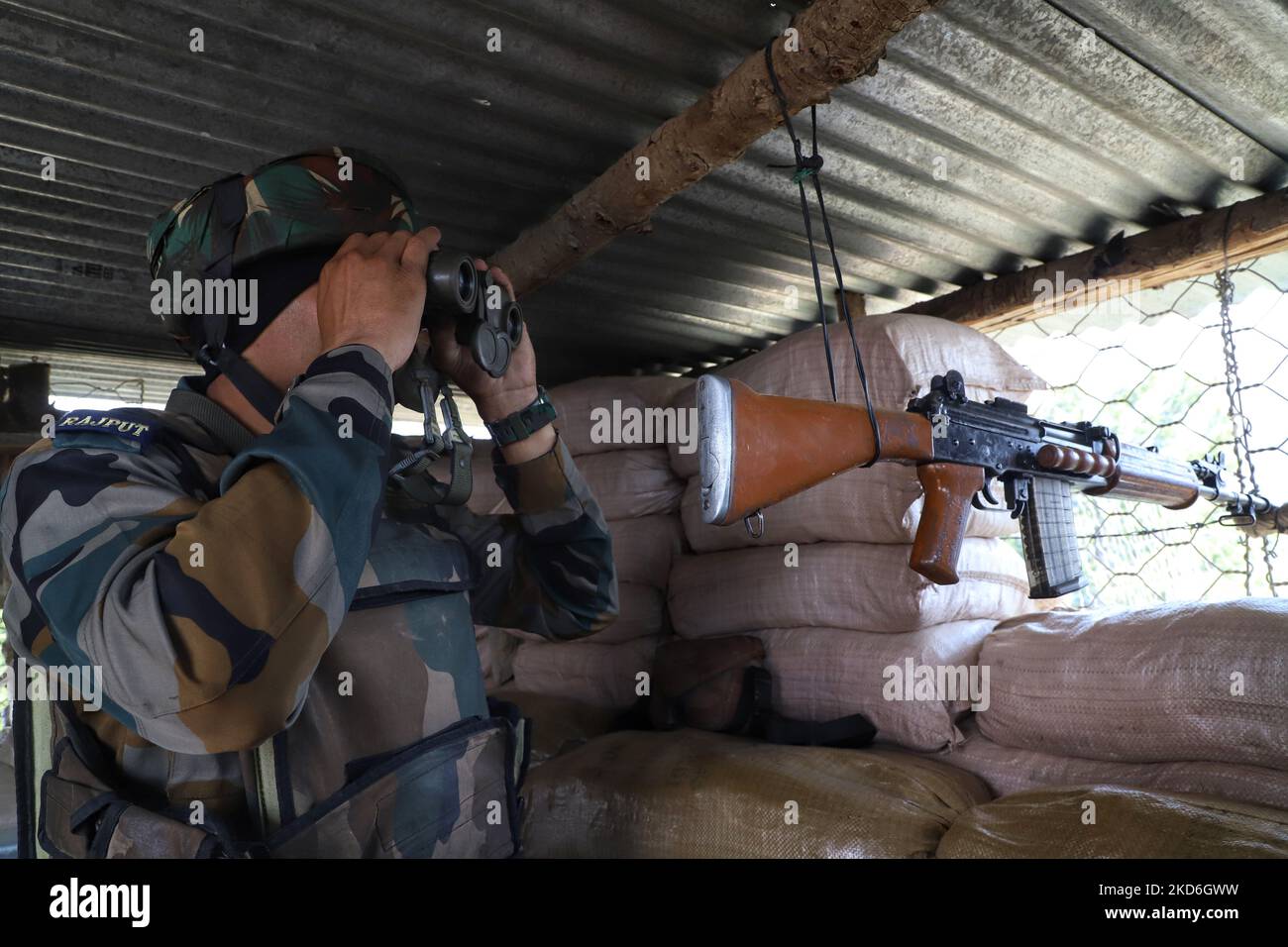 Un soldato dell'esercito indiano guarda attraverso un Binoculo ad un posto di andata alla linea di controllo di LOC in Uri, Baramulla, Jammu e Kashmir, India il 02 aprile 2022. La linea di controllo (LOC) è una linea di controllo militare tra l'indiano e il Pakistan (Foto di Nasir Kachroo/NurPhoto) Foto Stock