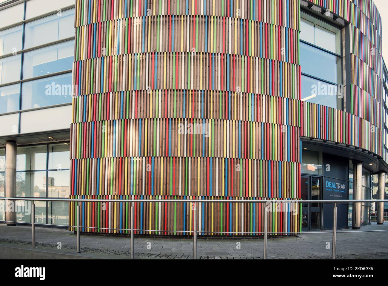 Edificio colorato, con strisce di legno dai colori multipli, blocco F Leeds Dock The Boulevard, vicino alle Armourie reali di Leeds. Foto Stock