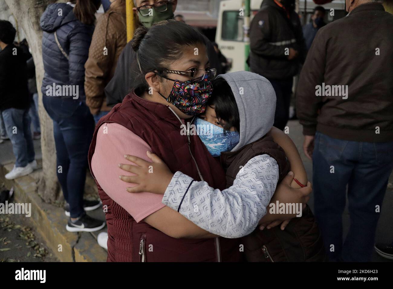 Una donna abbraccia un bambino mentre un incendio scoppia in una fabbrica di solventi nel quartiere di Granjas Estrella, nel quartiere di Iztapalapa di Città del Messico. (Foto di Gerardo Vieyra/NurPhoto) Foto Stock