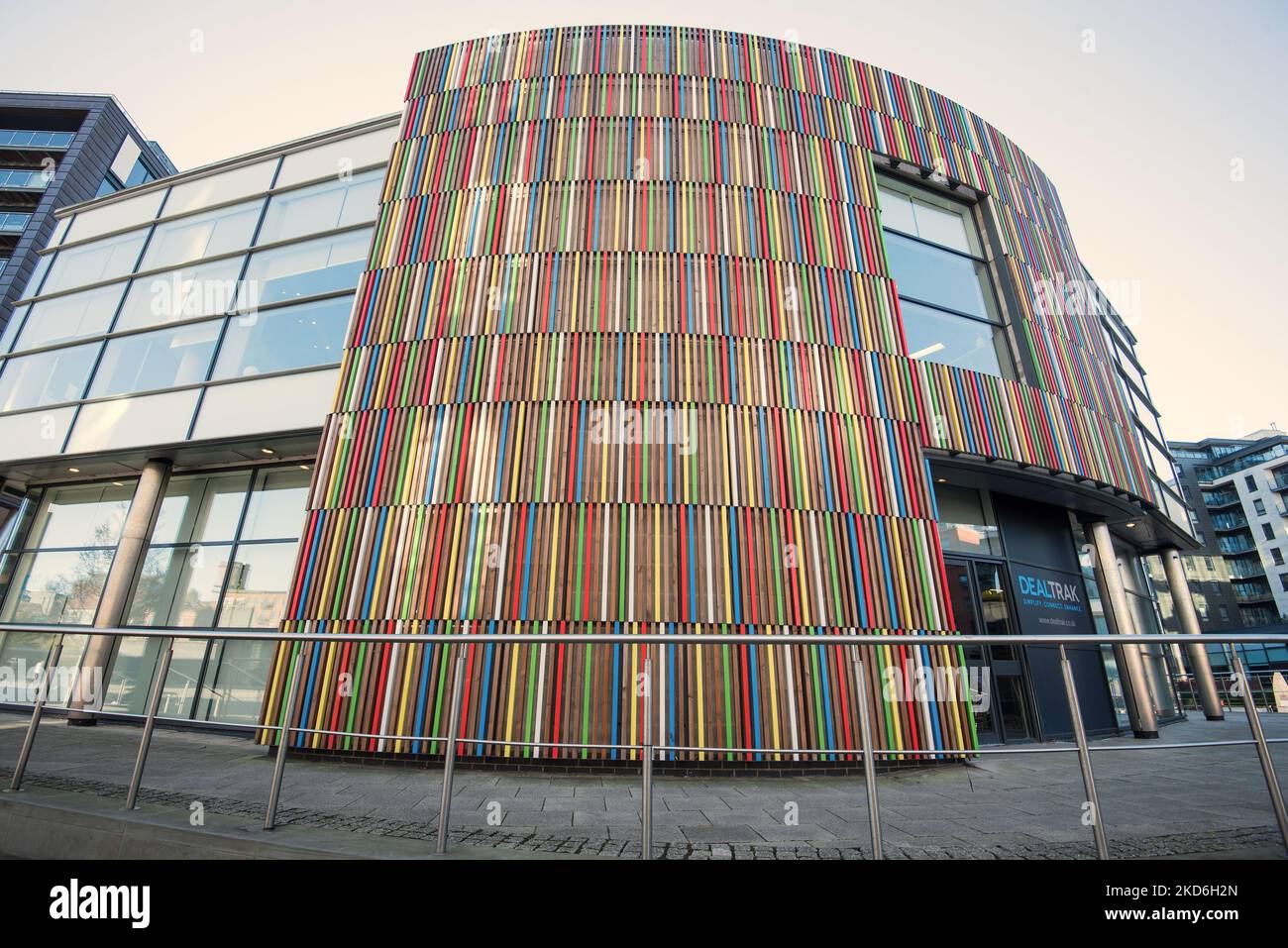 Edificio colorato, con strisce di legno dai colori multipli, blocco F Leeds Dock The Boulevard, vicino alle Armourie reali di Leeds. Foto Stock