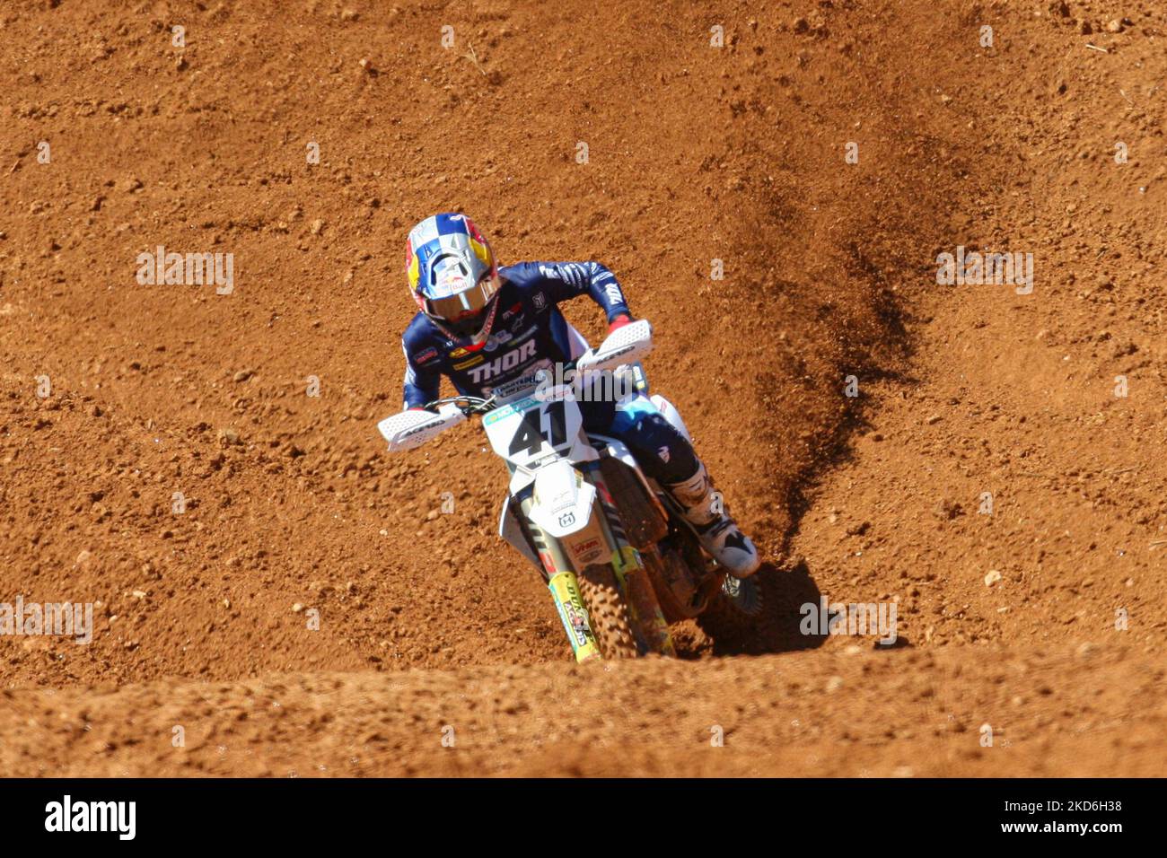 Jonass Pauls #41 (LAT) in Husqvarna della Standing Construct Husqvarna Factory Racing Team in azione durante il Portogallo MXGP 2022 il 2 aprile 2022 ad Agueda, Portogallo. (Foto di Jose Mendes / NurPhoto) Foto Stock