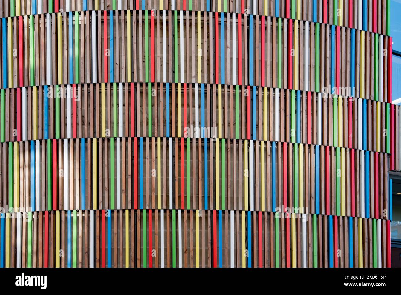 Edificio colorato, con strisce di legno dai colori multipli, blocco F Leeds Dock The Boulevard, vicino alle Armourie reali di Leeds. Foto Stock