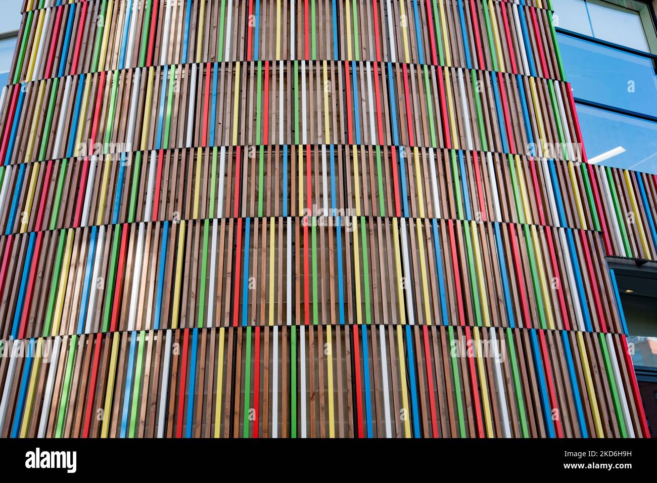 Edificio colorato, con strisce di legno dai colori multipli, blocco F Leeds Dock The Boulevard, vicino alle Armourie reali di Leeds. Foto Stock