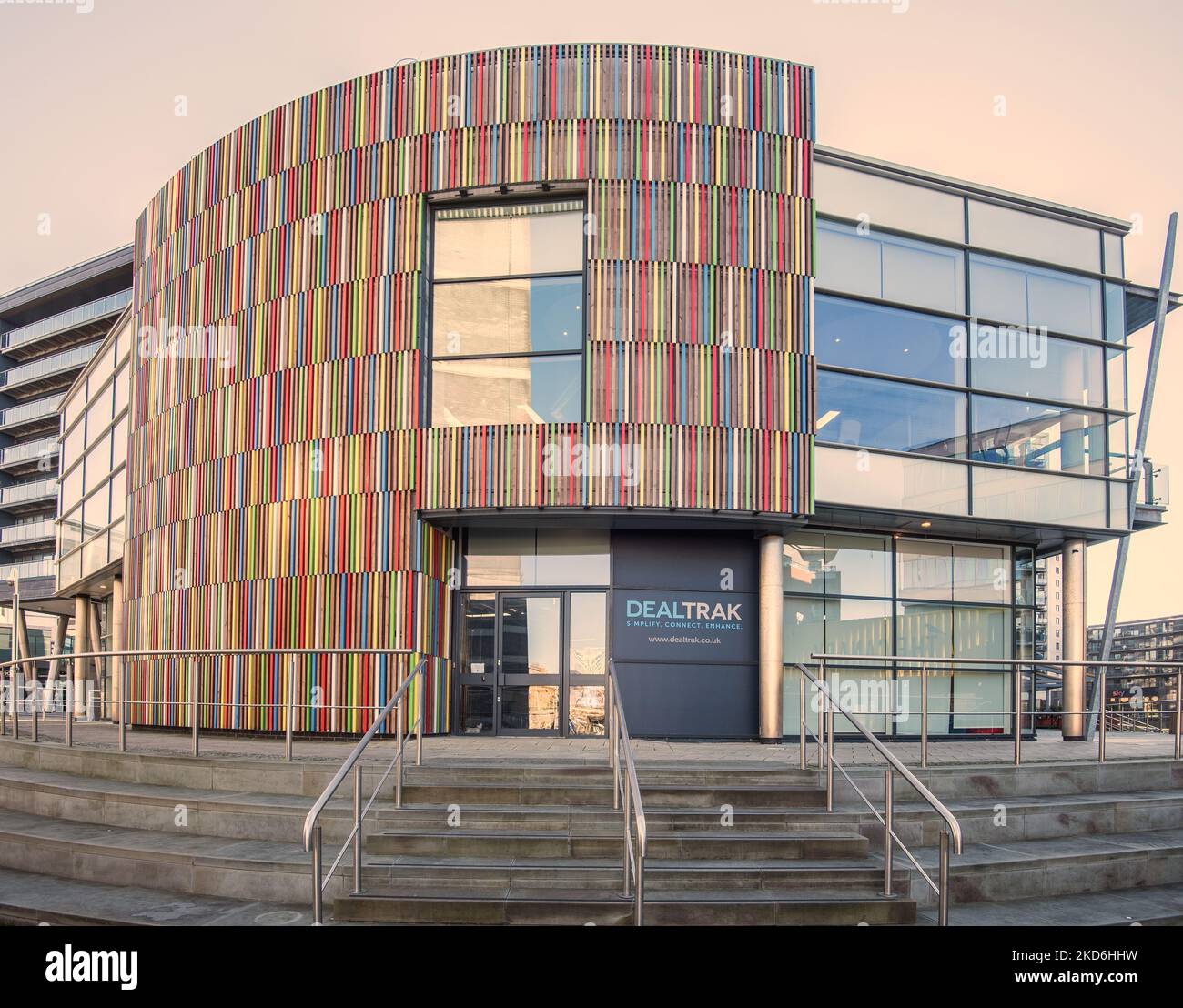 Edificio colorato, con strisce di legno dai colori multipli, blocco F Leeds Dock The Boulevard, vicino alle Armourie reali di Leeds. Foto Stock