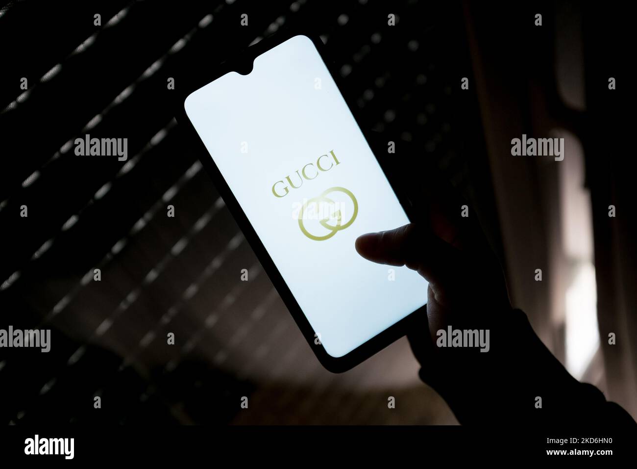 In questa foto, il logo Gucci viene visualizzato sullo schermo di uno  smartphone ad Atene, in Grecia, il 2 aprile 2022. (Foto di Nikolas  Kokovlis/NurPhoto Foto stock - Alamy