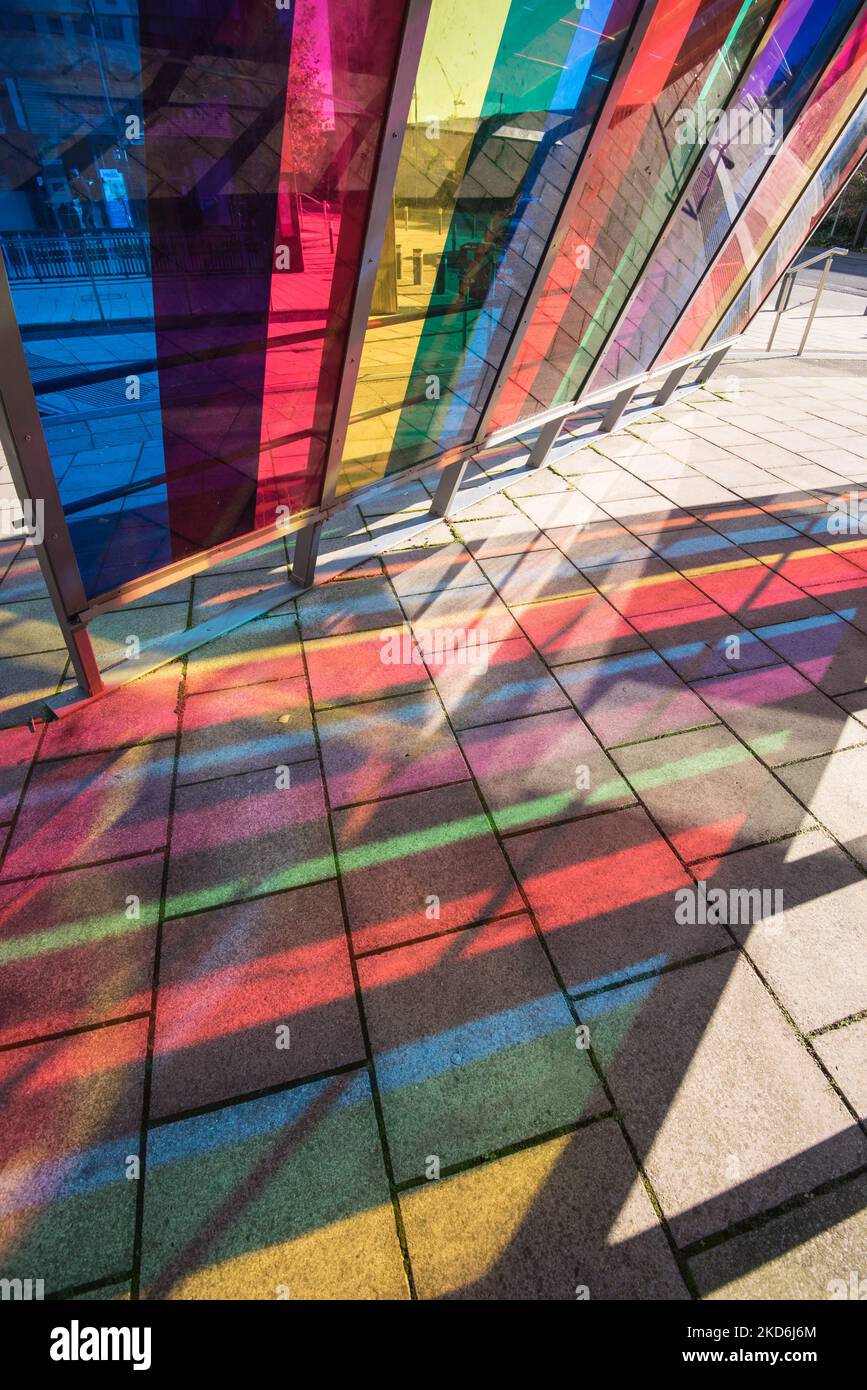 Vetro colorato che trasmette motivi su una scultura in stile tendato vicino al Clarence Dock nell'area del Leeds Dock Foto Stock