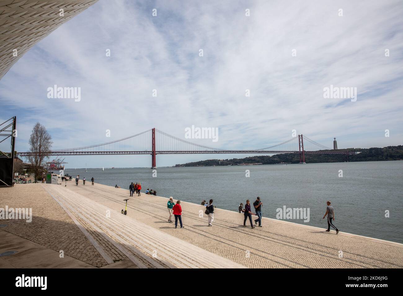 Una vista generale del Museo MAAT, a Lisbona, Portogallo, il 2 aprile 2022 in mezzo alla pandemia COVID-19. (Foto di Manuel Romano/NurPhoto) Foto Stock