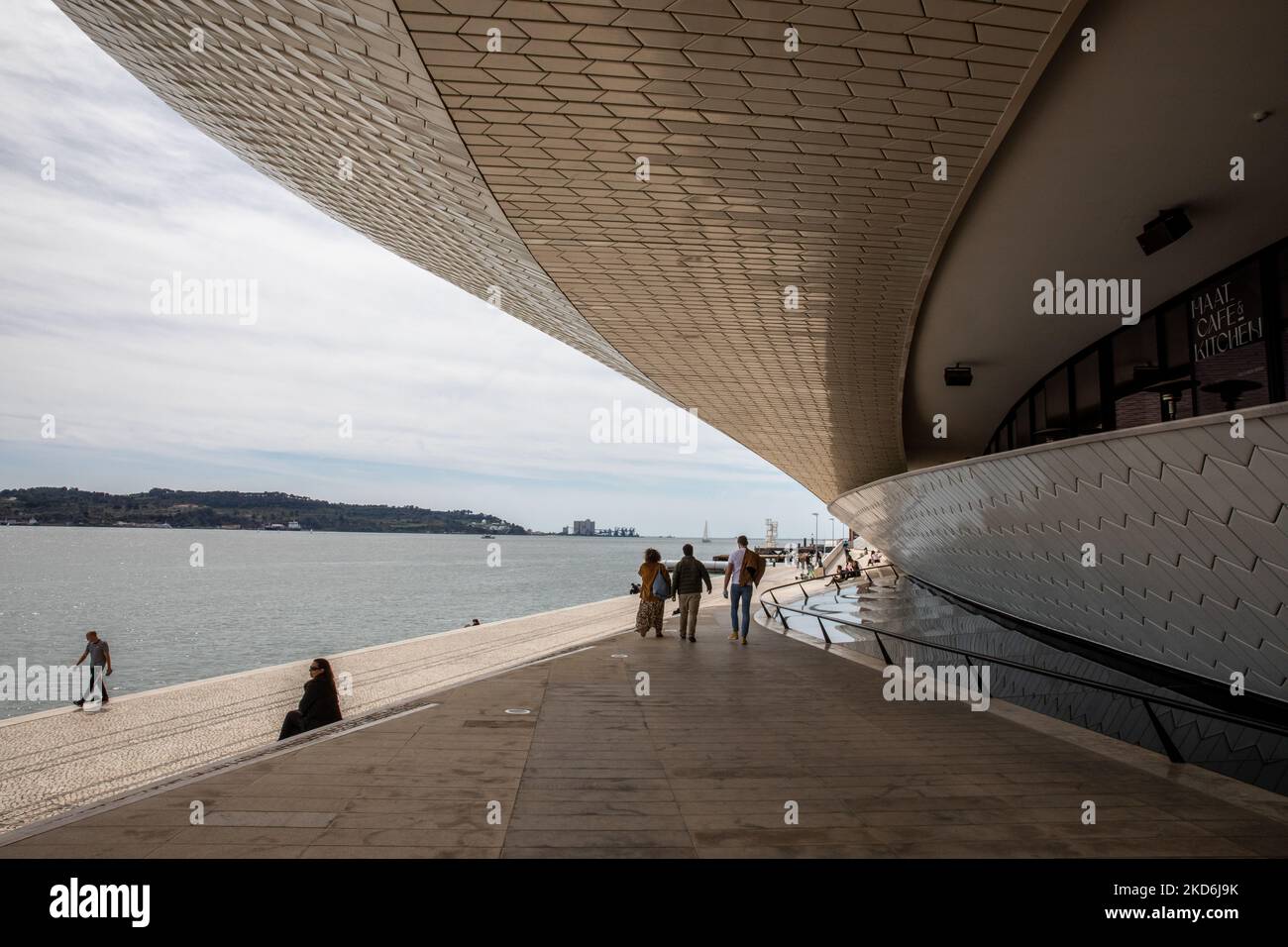 Una vista generale del Museo MAAT, a Lisbona, Portogallo, il 2 aprile 2022 in mezzo alla pandemia COVID-19. (Foto di Manuel Romano/NurPhoto) Foto Stock