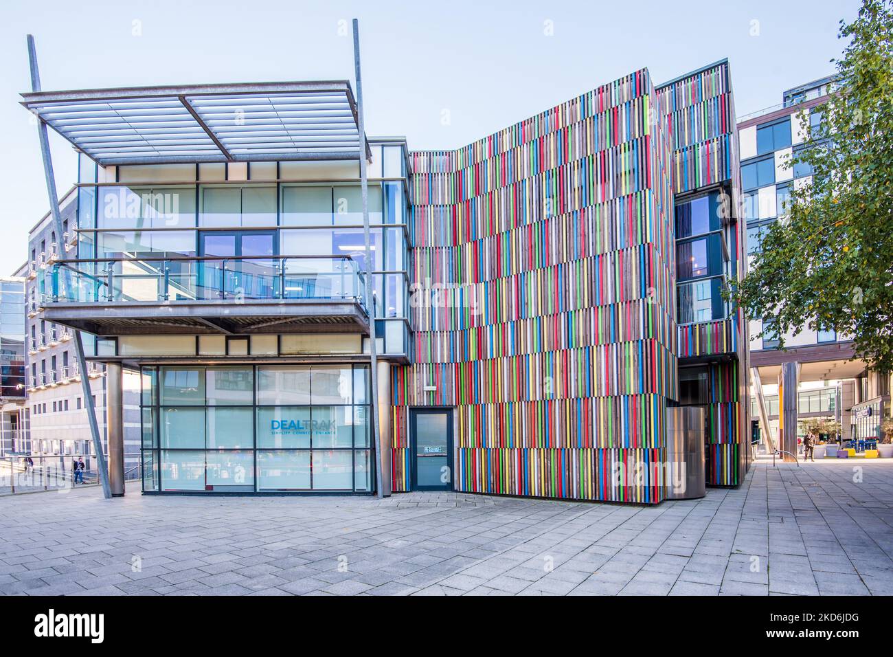Strisce di legno dai colori luminosi decorano la parte frontale di questo edificio situato vicino alle Armourie reali a Leeds, al molo di Leeds, nello Yorkshire Occidentale. Foto Stock