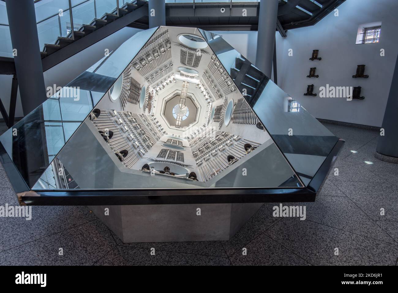 Riflessioni delle esposizioni situate ai lati della torre presso il Royal Armouries Museum di Leeds Yorkshire ( & sopra la 'Hall of Steel'). Foto Stock