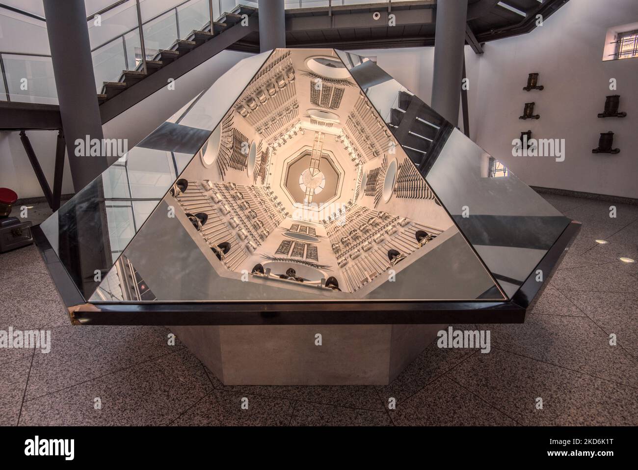 Riflessioni delle esposizioni situate ai lati della torre presso il Royal Armouries Museum di Leeds Yorkshire ( & sopra la 'Hall of Steel'). Foto Stock