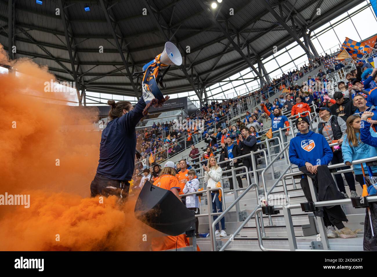 I tifosi reagiscono a un obiettivo durante una partita di calcio della Major League tra il FC Cincinnati e il CF Montréal al TQL Stadium di Cincinnati, Ohio. Sabato 2 aprile 2022. Montreal sconfisse Cincinnati 4-3. (Foto di Jason Whitman/NurPhoto) Foto Stock