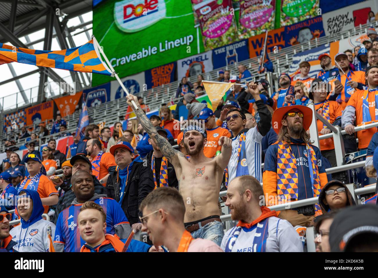I tifosi reagiscono a un obiettivo durante una partita di calcio della Major League tra il FC Cincinnati e il CF Montréal al TQL Stadium di Cincinnati, Ohio. Sabato 2 aprile 2022. Montreal sconfisse Cincinnati 4-3. (Foto di Jason Whitman/NurPhoto) Foto Stock