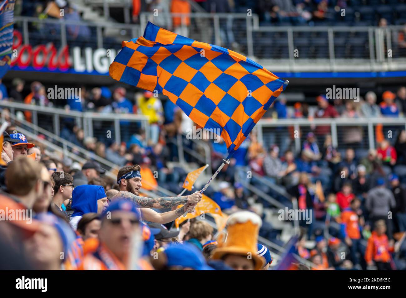 I tifosi reagiscono a un obiettivo durante una partita di calcio della Major League tra il FC Cincinnati e il CF Montréal al TQL Stadium di Cincinnati, Ohio. Sabato 2 aprile 2022. Montreal sconfisse Cincinnati 4-3. (Foto di Jason Whitman/NurPhoto) Foto Stock