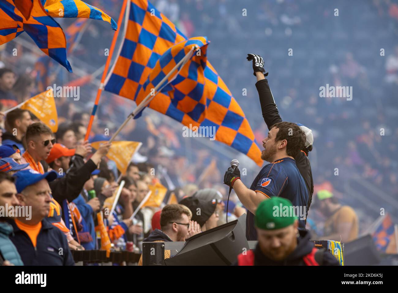 I tifosi reagiscono a un obiettivo durante una partita di calcio della Major League tra il FC Cincinnati e il CF Montréal al TQL Stadium di Cincinnati, Ohio. Sabato 2 aprile 2022. Montreal sconfisse Cincinnati 4-3. (Foto di Jason Whitman/NurPhoto) Foto Stock