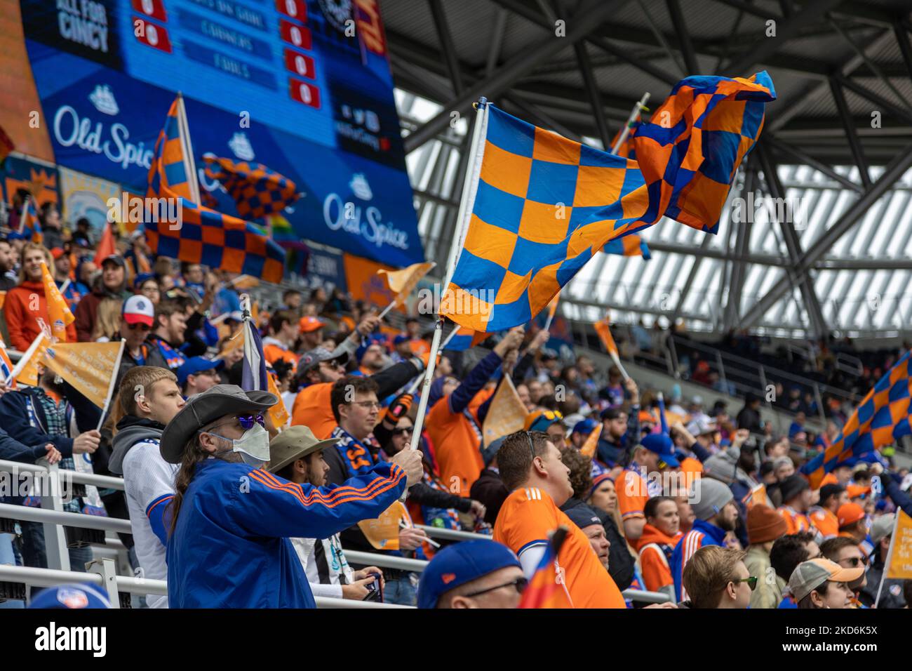 I tifosi reagiscono a un obiettivo durante una partita di calcio della Major League tra il FC Cincinnati e il CF Montréal al TQL Stadium di Cincinnati, Ohio. Sabato 2 aprile 2022. Montreal sconfisse Cincinnati 4-3. (Foto di Jason Whitman/NurPhoto) Foto Stock