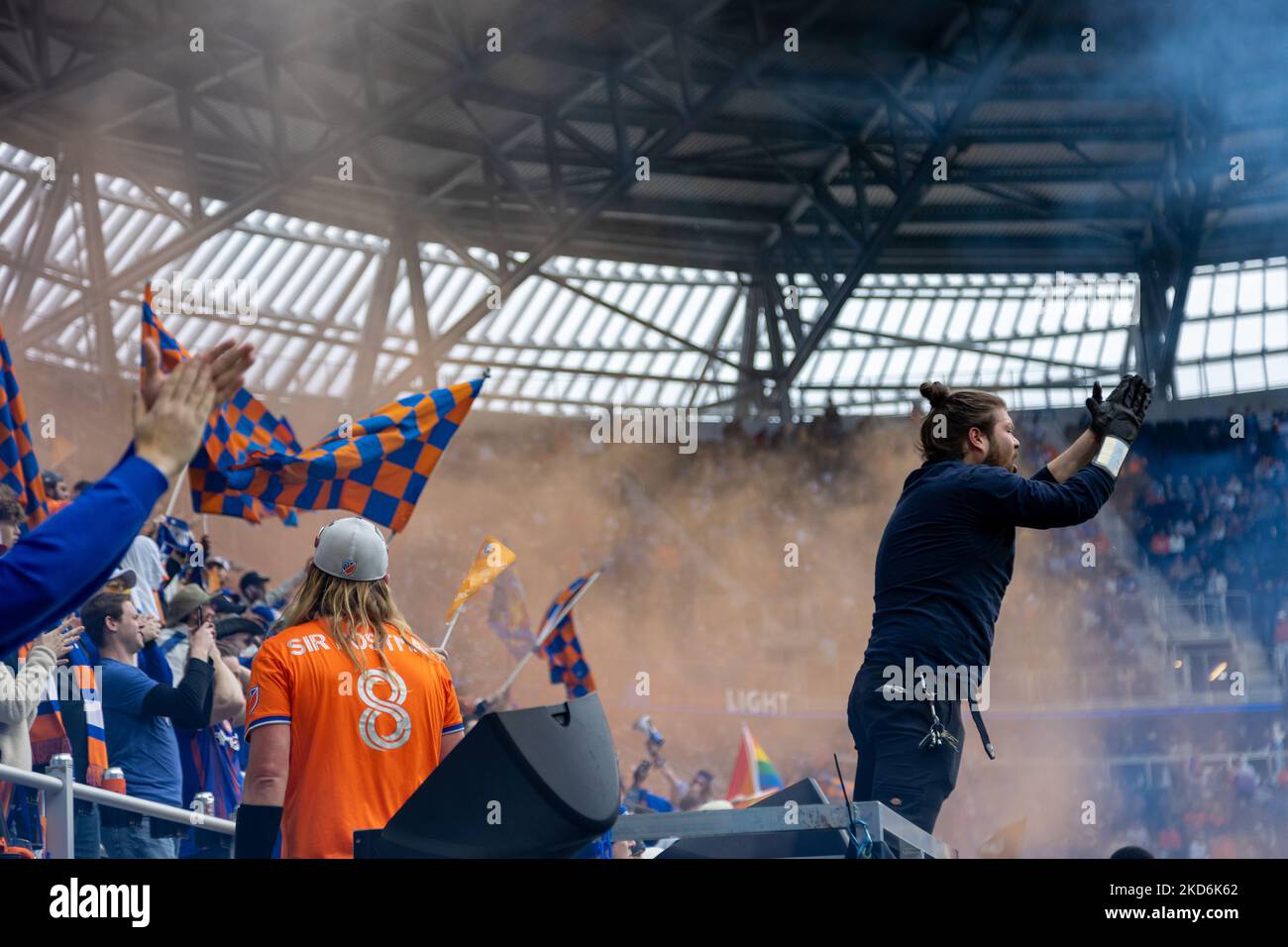 I tifosi reagiscono a un obiettivo durante una partita di calcio della Major League tra il FC Cincinnati e il CF Montréal al TQL Stadium di Cincinnati, Ohio. Sabato 2 aprile 2022. Montreal sconfisse Cincinnati 4-3. (Foto di Jason Whitman/NurPhoto) Foto Stock