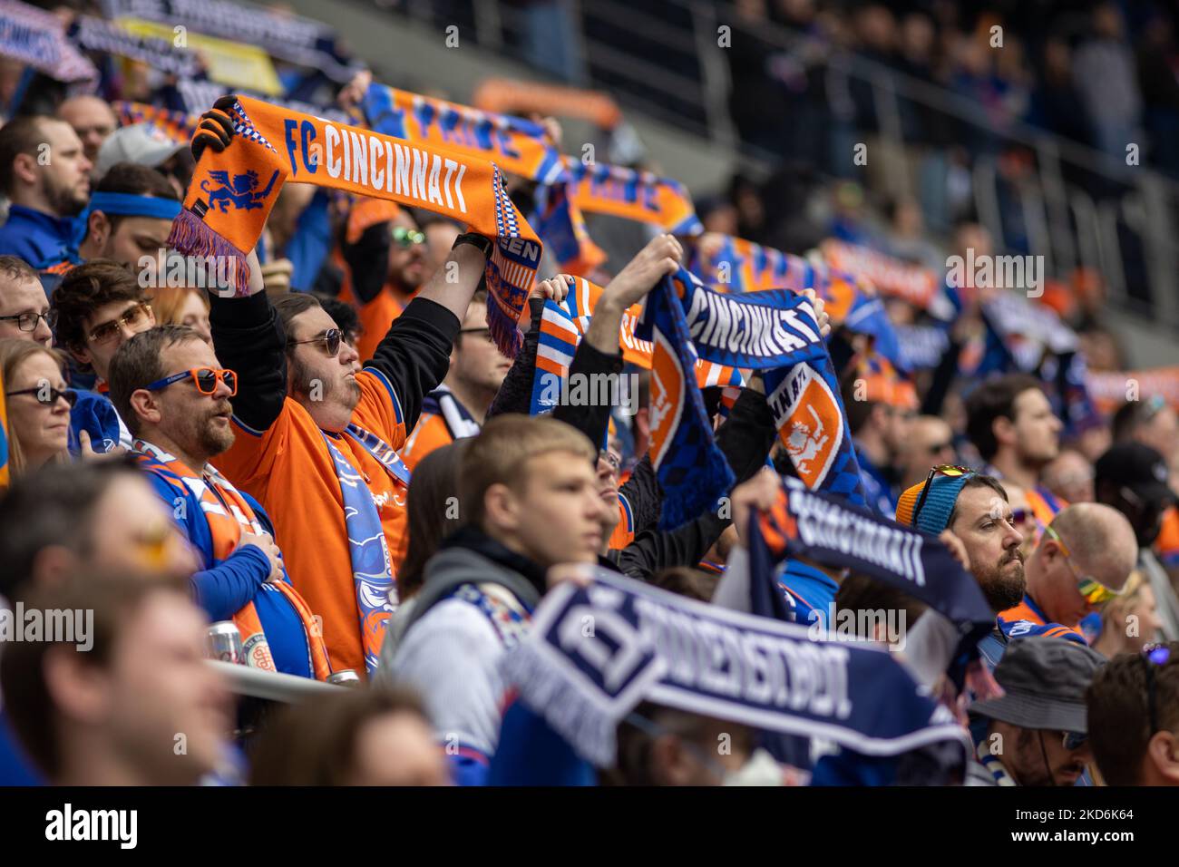 I tifosi reagiscono a un obiettivo durante una partita di calcio della Major League tra il FC Cincinnati e il CF Montréal al TQL Stadium di Cincinnati, Ohio. Sabato 2 aprile 2022. Montreal sconfisse Cincinnati 4-3. (Foto di Jason Whitman/NurPhoto) Foto Stock