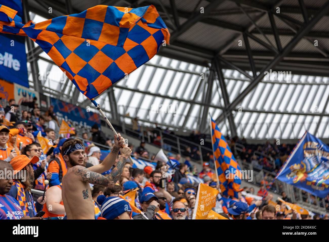 I tifosi reagiscono a un obiettivo durante una partita di calcio della Major League tra il FC Cincinnati e il CF Montréal al TQL Stadium di Cincinnati, Ohio. Sabato 2 aprile 2022. Montreal sconfisse Cincinnati 4-3. (Foto di Jason Whitman/NurPhoto) Foto Stock