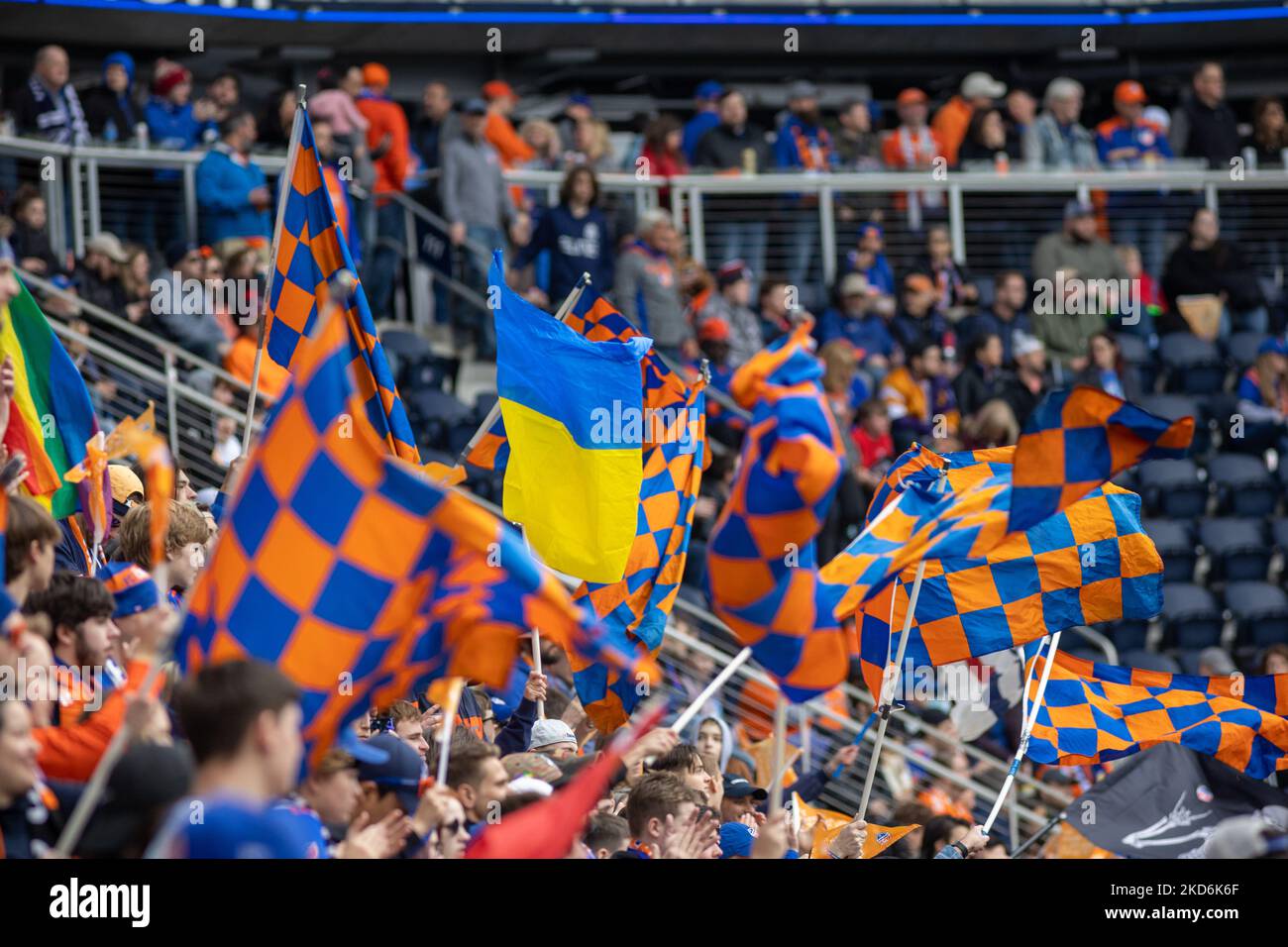 I tifosi reagiscono a un obiettivo durante una partita di calcio della Major League tra il FC Cincinnati e il CF Montréal al TQL Stadium di Cincinnati, Ohio. Sabato 2 aprile 2022. Montreal sconfisse Cincinnati 4-3. (Foto di Jason Whitman/NurPhoto) Foto Stock