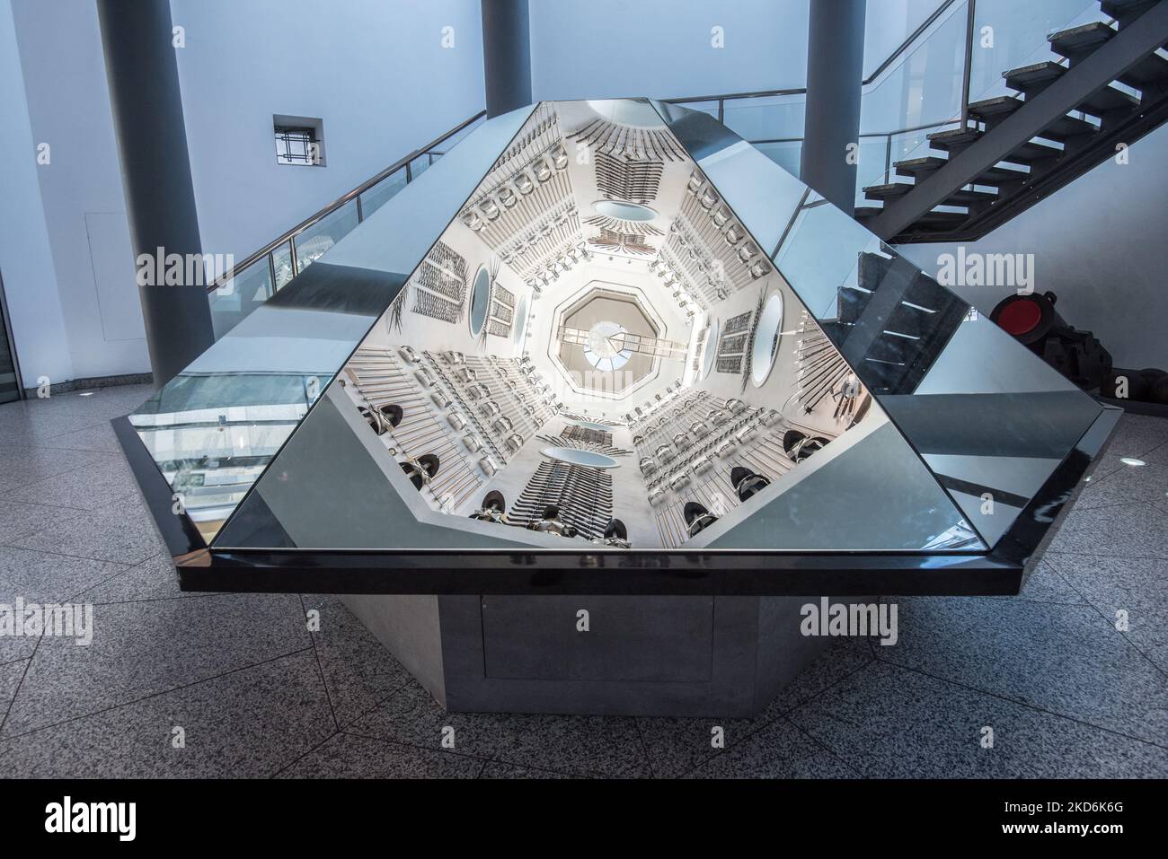 Riflessioni delle esposizioni situate ai lati della torre presso il Royal Armouries Museum di Leeds Yorkshire ( & sopra la 'Hall of Steel'). Foto Stock