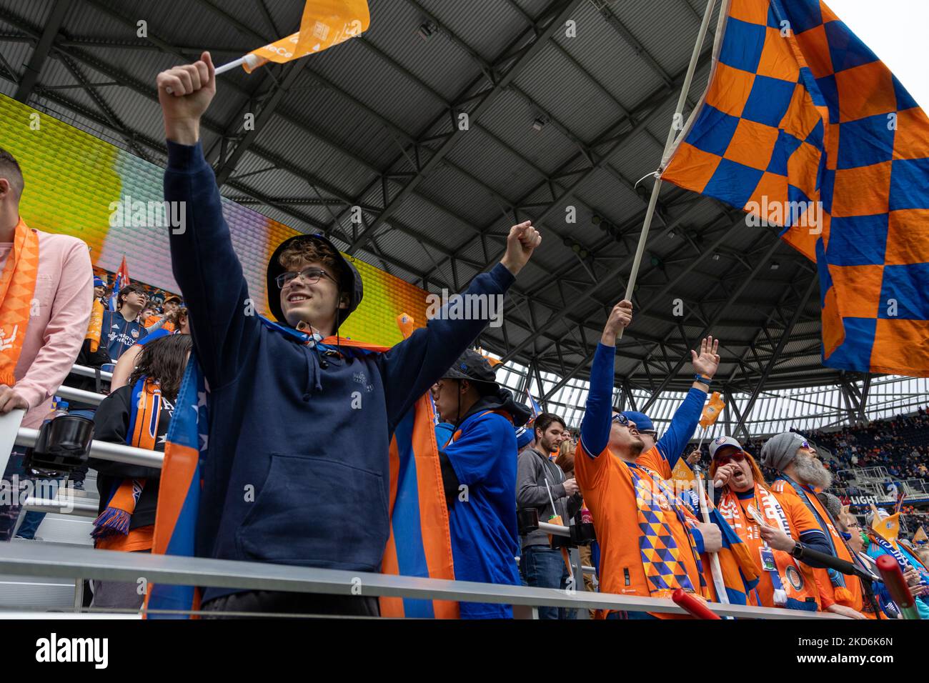 I tifosi reagiscono a un obiettivo durante una partita di calcio della Major League tra il FC Cincinnati e il CF Montréal al TQL Stadium di Cincinnati, Ohio. Sabato 2 aprile 2022. Montreal sconfisse Cincinnati 4-3. (Foto di Jason Whitman/NurPhoto) Foto Stock
