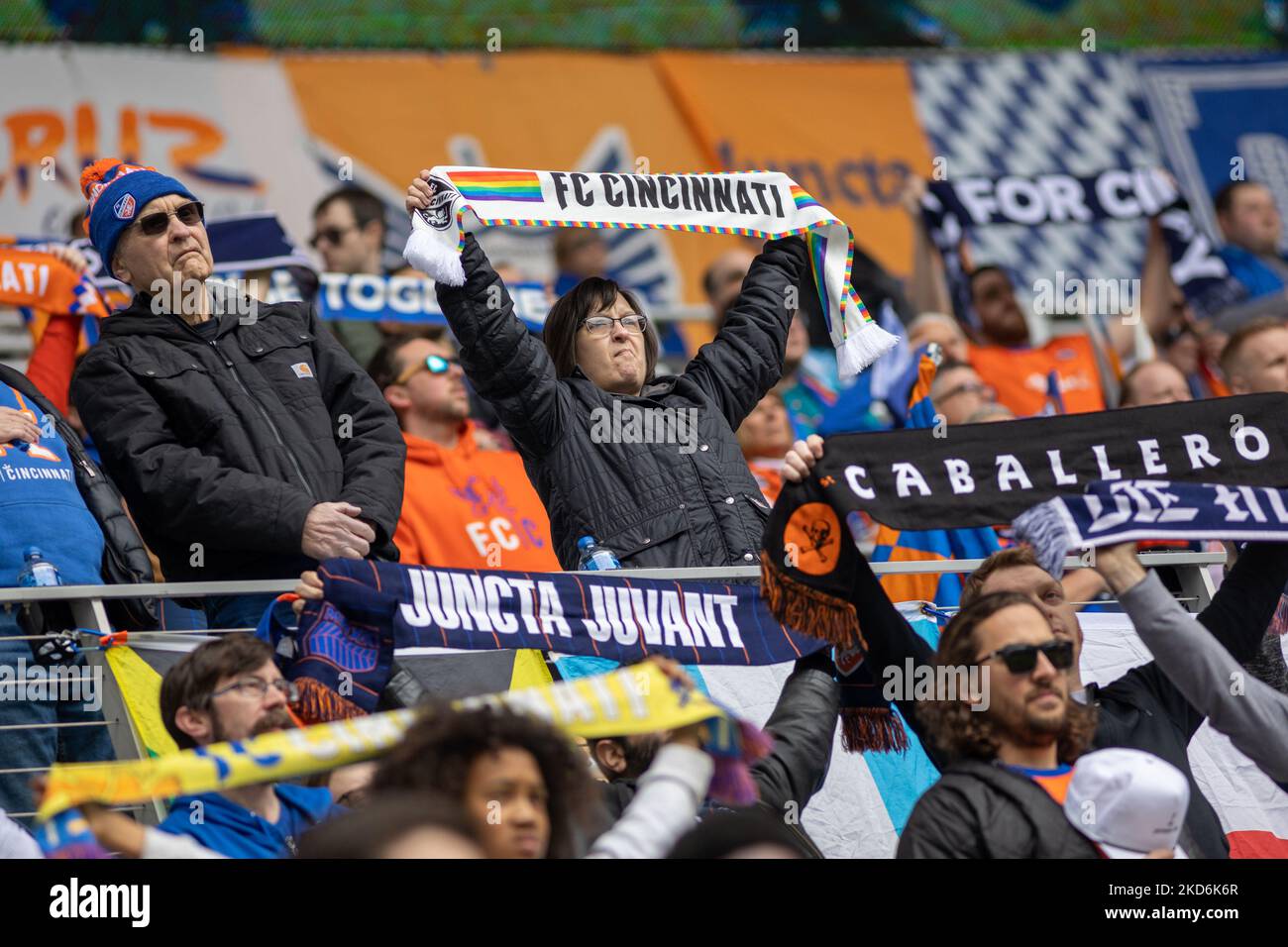 I tifosi reagiscono a un obiettivo durante una partita di calcio della Major League tra il FC Cincinnati e il CF Montréal al TQL Stadium di Cincinnati, Ohio. Sabato 2 aprile 2022. Montreal sconfisse Cincinnati 4-3. (Foto di Jason Whitman/NurPhoto) Foto Stock