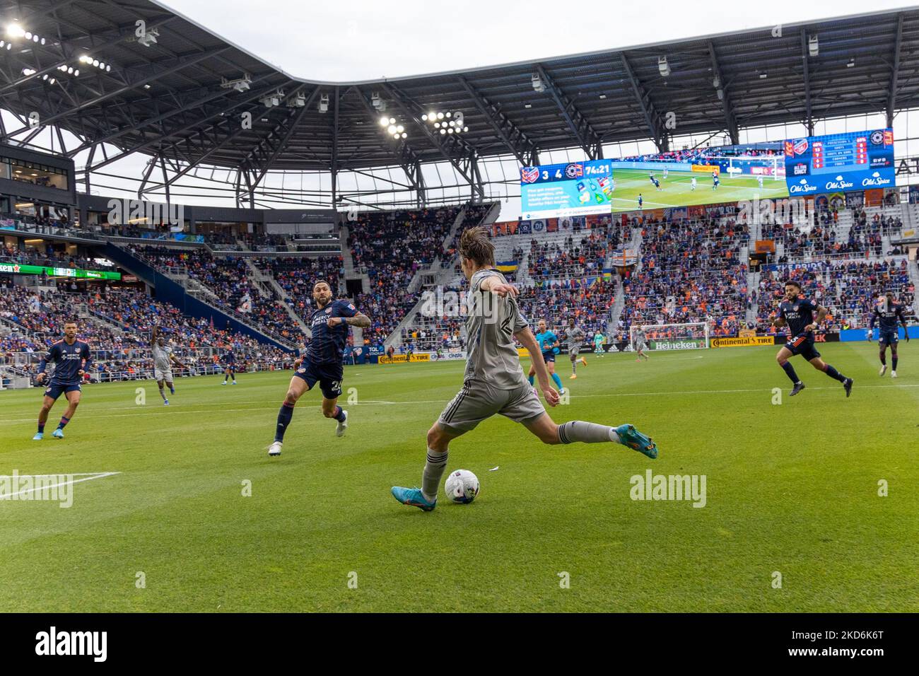 Lassi Lappalainen sposta la palla verso l'alto durante una partita di calcio della Major League tra FC Cincinnati e CF Montréal al TQL Stadium di Cincinnati, Ohio. Sabato 2 aprile 2022. Montreal sconfisse Cincinnati 4-3. (Foto di Jason Whitman/NurPhoto) Foto Stock