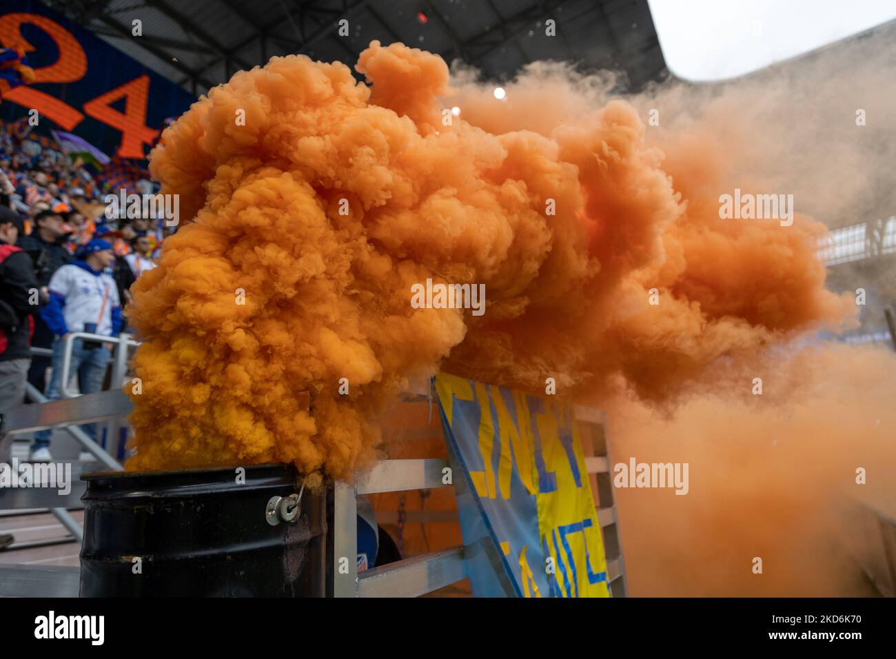 I tifosi reagiscono a un obiettivo durante una partita di calcio della Major League tra il FC Cincinnati e il CF Montréal al TQL Stadium di Cincinnati, Ohio. Sabato 2 aprile 2022. Montreal sconfisse Cincinnati 4-3. (Foto di Jason Whitman/NurPhoto) Foto Stock