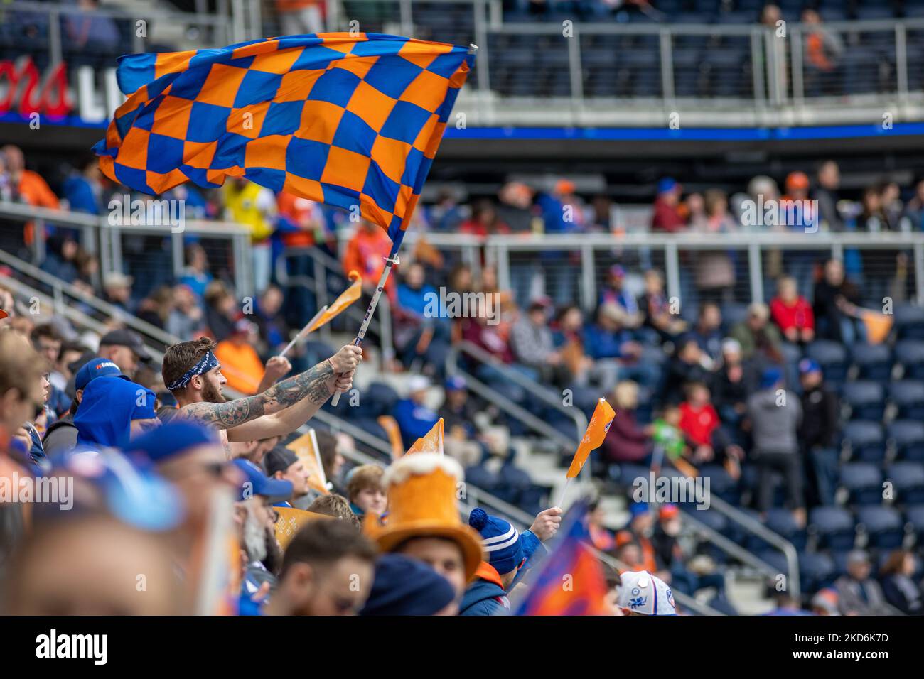 I tifosi reagiscono a un obiettivo durante una partita di calcio della Major League tra il FC Cincinnati e il CF Montréal al TQL Stadium di Cincinnati, Ohio. Sabato 2 aprile 2022. Montreal sconfisse Cincinnati 4-3. (Foto di Jason Whitman/NurPhoto) Foto Stock