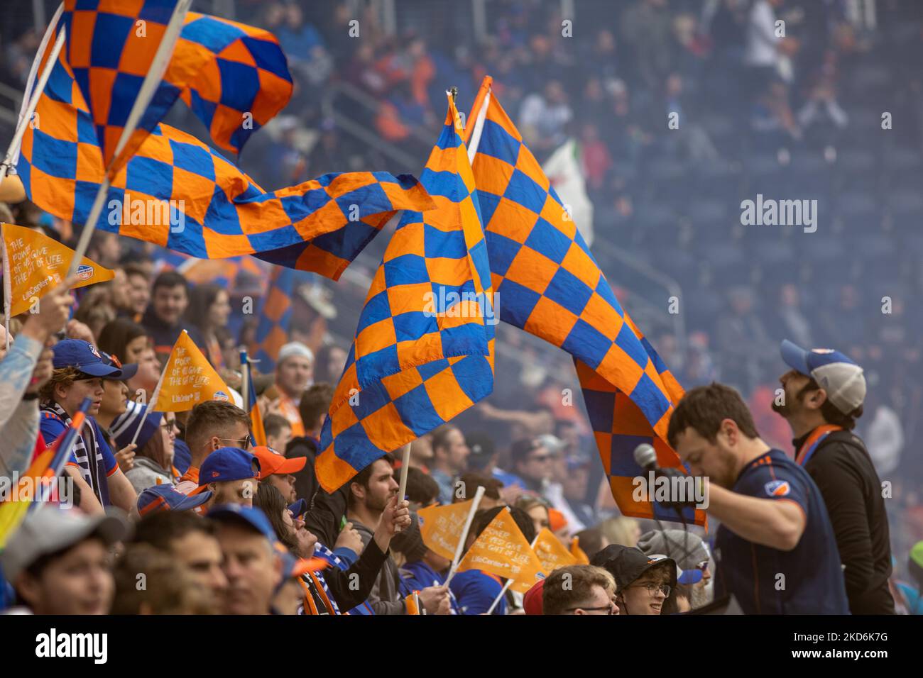 I tifosi reagiscono a un obiettivo durante una partita di calcio della Major League tra il FC Cincinnati e il CF Montréal al TQL Stadium di Cincinnati, Ohio. Sabato 2 aprile 2022. Montreal sconfisse Cincinnati 4-3. (Foto di Jason Whitman/NurPhoto) Foto Stock