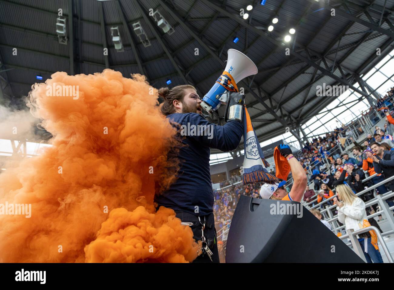 I tifosi reagiscono a un obiettivo durante una partita di calcio della Major League tra il FC Cincinnati e il CF Montréal al TQL Stadium di Cincinnati, Ohio. Sabato 2 aprile 2022. Montreal sconfisse Cincinnati 4-3. (Foto di Jason Whitman/NurPhoto) Foto Stock