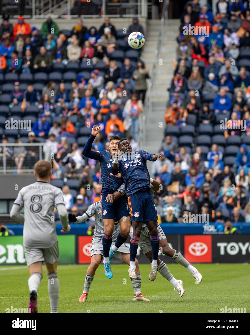 I giocatori si sfidano per dirigere la palla durante una partita di calcio della Major League tra il FC Cincinnati e il CF Montréal al TQL Stadium di Cincinnati, Ohio. Sabato 2 aprile 2022. Montreal sconfisse Cincinnati 4-3. (Foto di Jason Whitman/NurPhoto) Foto Stock