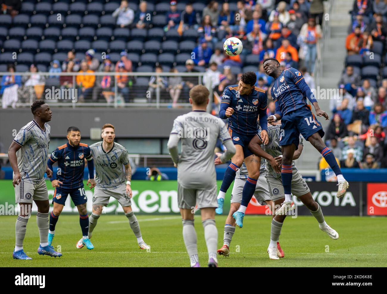 I giocatori si sfidano per dirigere la palla durante una partita di calcio della Major League tra il FC Cincinnati e il CF Montréal al TQL Stadium di Cincinnati, Ohio. Sabato 2 aprile 2022. Montreal sconfisse Cincinnati 4-3. (Foto di Jason Whitman/NurPhoto) Foto Stock