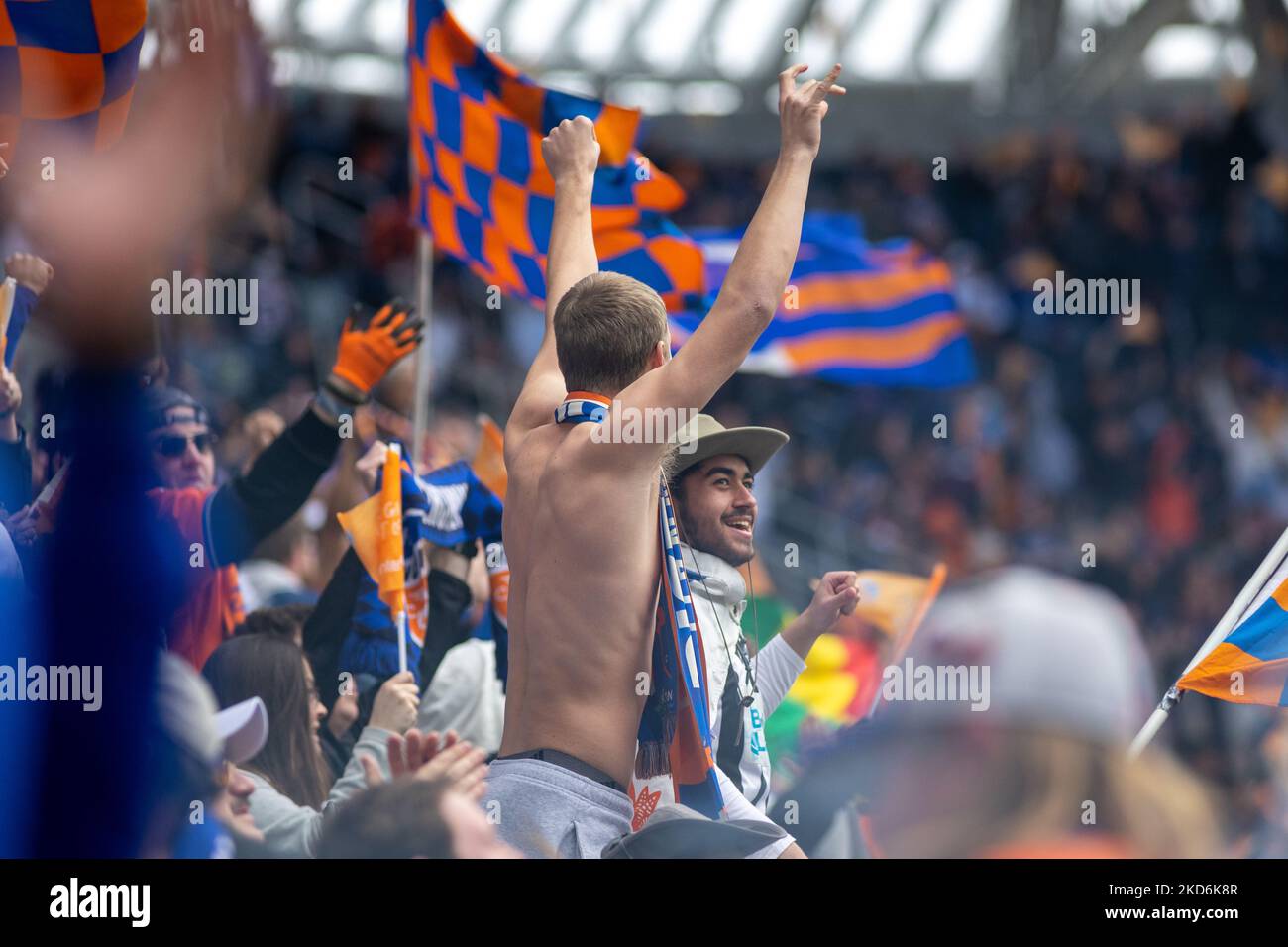 I tifosi reagiscono a un obiettivo durante una partita di calcio della Major League tra il FC Cincinnati e il CF Montréal al TQL Stadium di Cincinnati, Ohio. Sabato 2 aprile 2022. Montreal sconfisse Cincinnati 4-3. (Foto di Jason Whitman/NurPhoto) Foto Stock