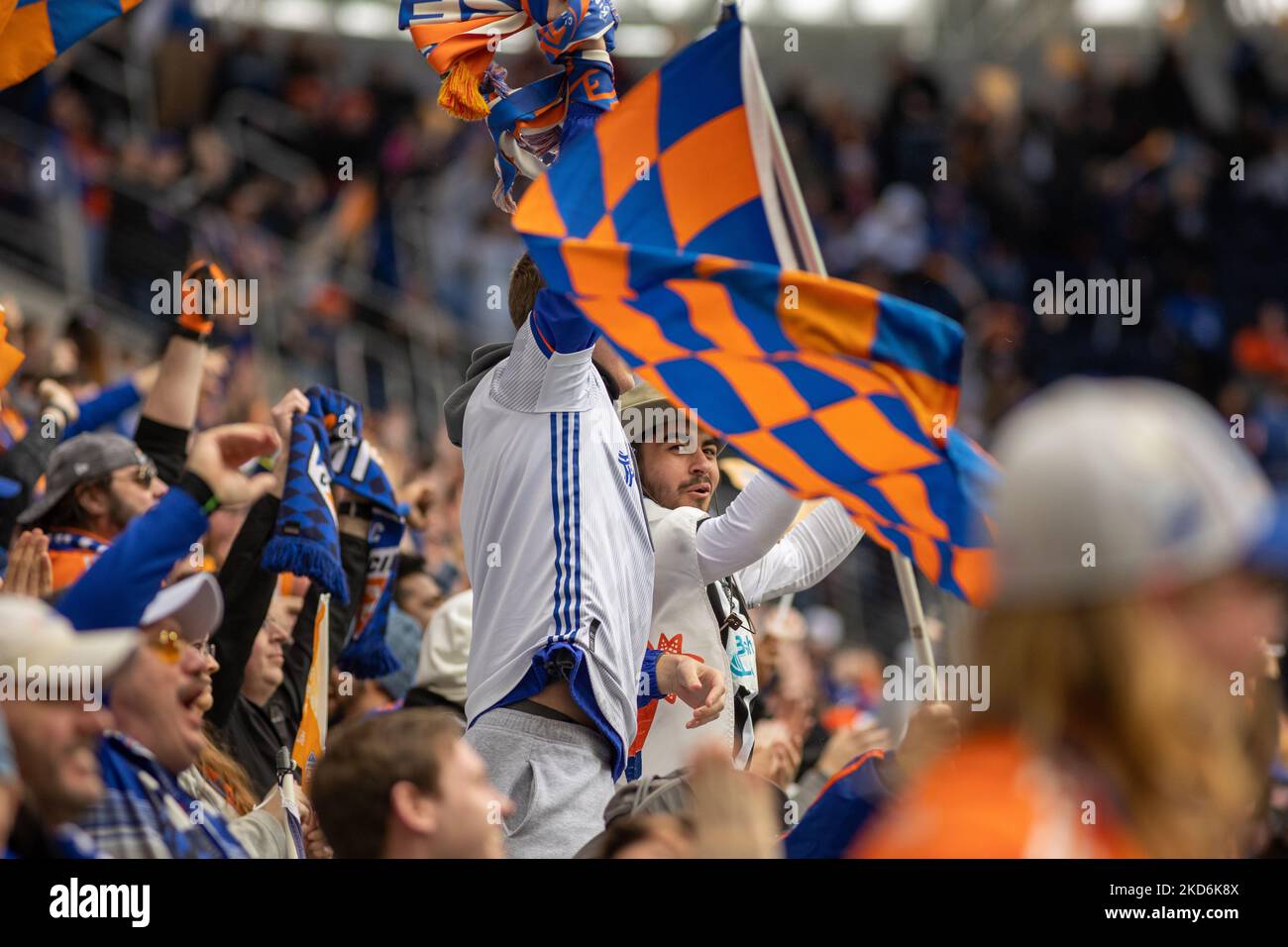 I tifosi del FC Cincinnati reagiscono a un obiettivo durante una partita di calcio della Major League tra il FC Cincinnati e il CF Montréal al TQL Stadium di Cincinnati, Ohio. Sabato 2 aprile 2022. Montreal sconfisse Cincinnati 4-3. (Foto di Jason Whitman/NurPhoto) Foto Stock
