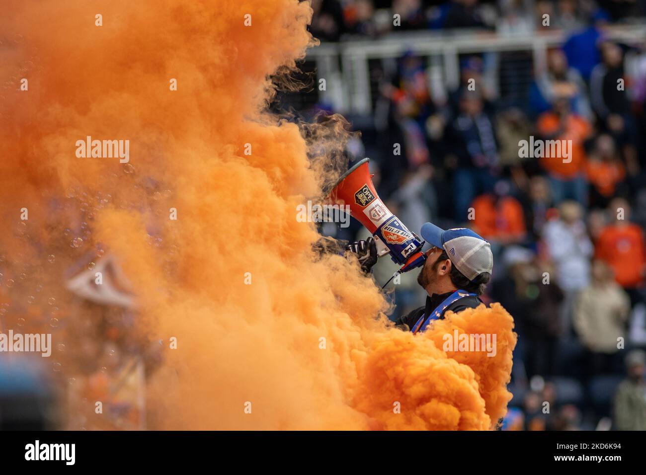 I tifosi reagiscono a un obiettivo durante una partita di calcio della Major League tra il FC Cincinnati e il CF Montréal al TQL Stadium di Cincinnati, Ohio. Sabato 2 aprile 2022. Montreal sconfisse Cincinnati 4-3. (Foto di Jason Whitman/NurPhoto) Foto Stock