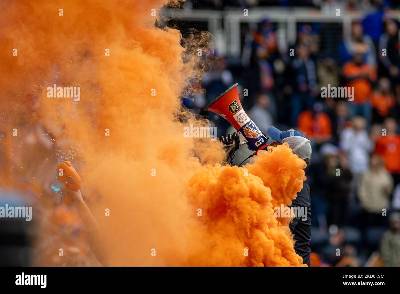 I tifosi reagiscono a un obiettivo durante una partita di calcio della Major League tra il FC Cincinnati e il CF Montréal al TQL Stadium di Cincinnati, Ohio. Sabato 2 aprile 2022. Montreal sconfisse Cincinnati 4-3. (Foto di Jason Whitman/NurPhoto) Foto Stock